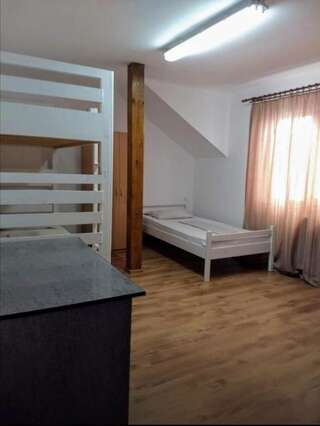 Хостелы Sport Hostel Cluj Клуж-Напока Трехместный номер-10